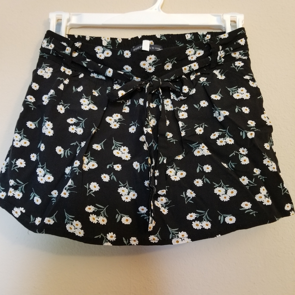⭐️❣️SALE 2/$18 OR 3/$27❣️⭐️ Daisy print Skort 🌼